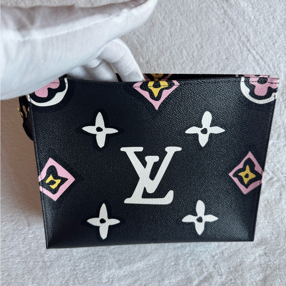 Louis Vuitton wild at heart toiletry 26